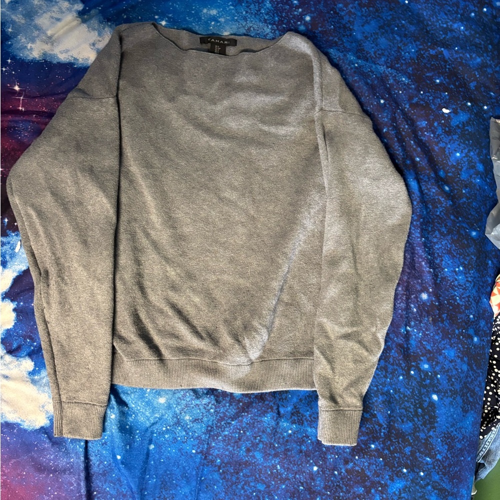 TAHARI 100% 2 PLY
CASHMERE Sweater Whole cut Sleeve V Neck Light Grey Size Small